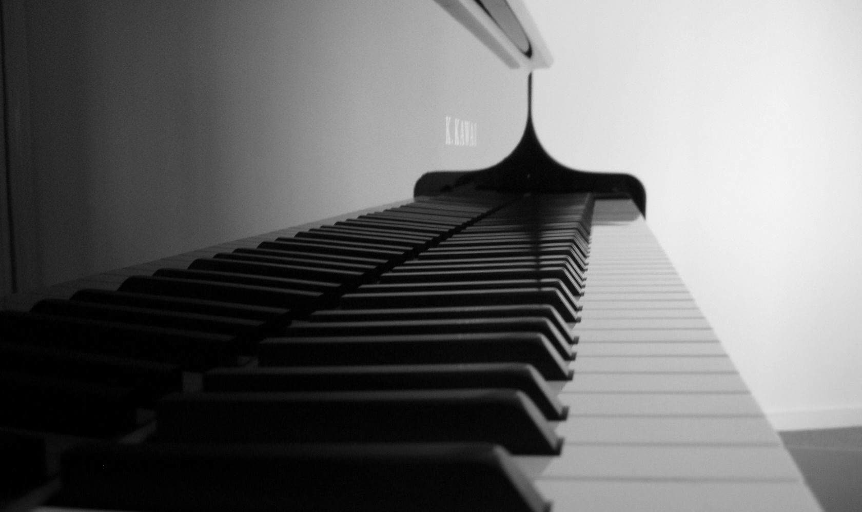 Close-up van pianotoetsen met een zachte reflectie